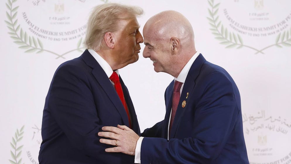 Irritierender Auftritt: US-Präsident Donald Trump (l.) und Fifa-Präsident Gianni Infantino am 13. Oktober 2025 beim Gaza Peace Summit in Scharm el Scheich.