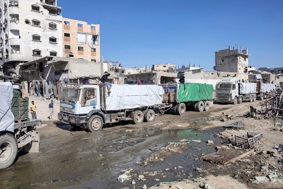 Camion entrano nella Striscia per portare generi alimentari. 
