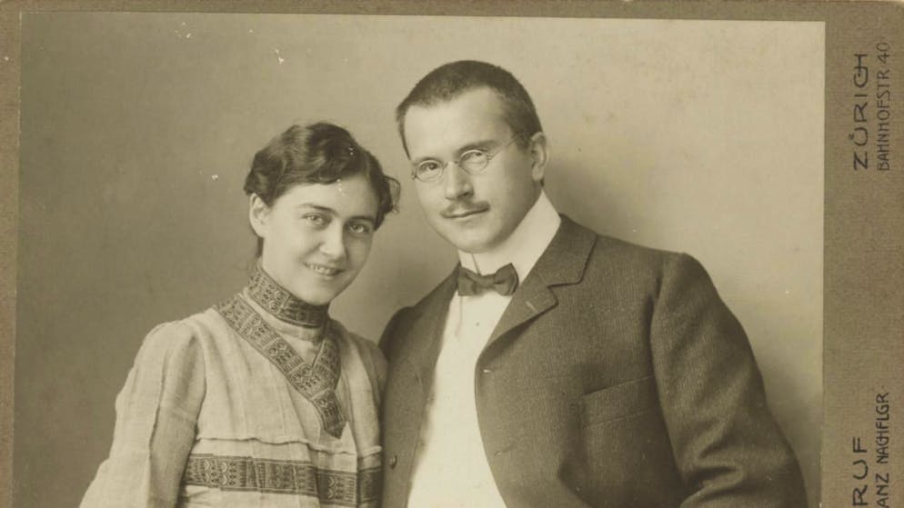Histoire de la psyché en Suisse: un divan public au Musée national - Gallery. En 1903, Carl Gustav Jung épouse Emma Rauschenbach, pionnière de la psychologie des profondeurs.