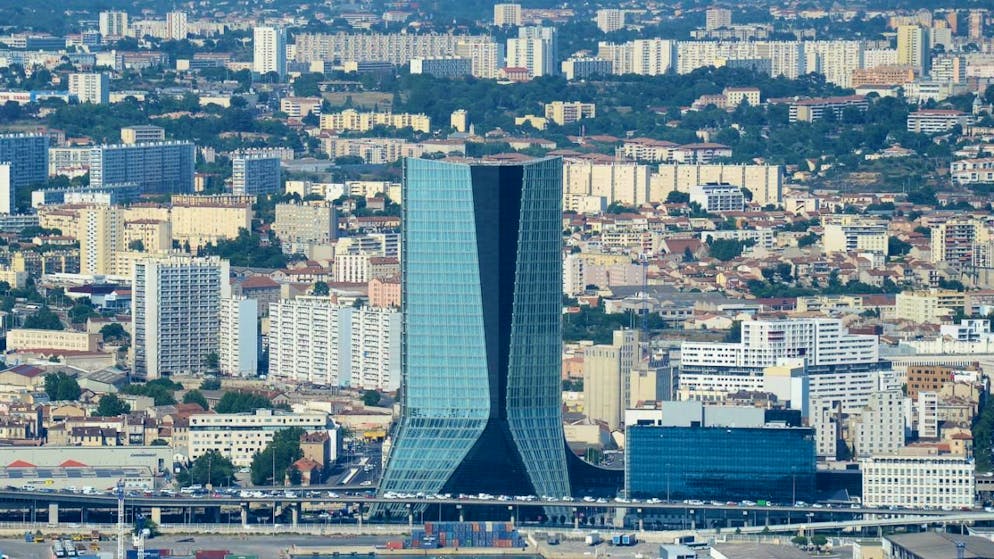 Dans son communiqué, CMA CGM se dit "aligné sur la vision du développement maritime de l'Inde". "Le groupe a déjà immatriculé quatre navires sous pavillon indien en 2025, prévoit le recrutement de 1000 marins indiens d'ici la fin de l'année, et en embauchera 500 supplémentaires en 2026".