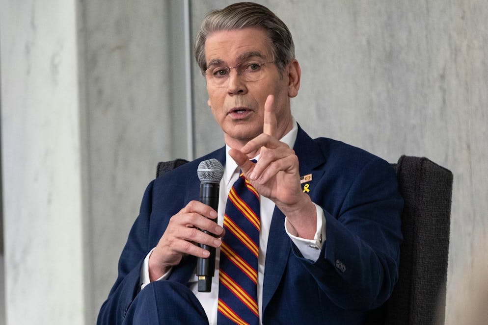 «Nous n'allons pas laisser un groupe de bureaucrates à Pékin tenter de contrôler les chaînes de production mondiale», a ajouté le secrétaire au Trésor Scott Bessent lors d'une conférence de presse au ministère.