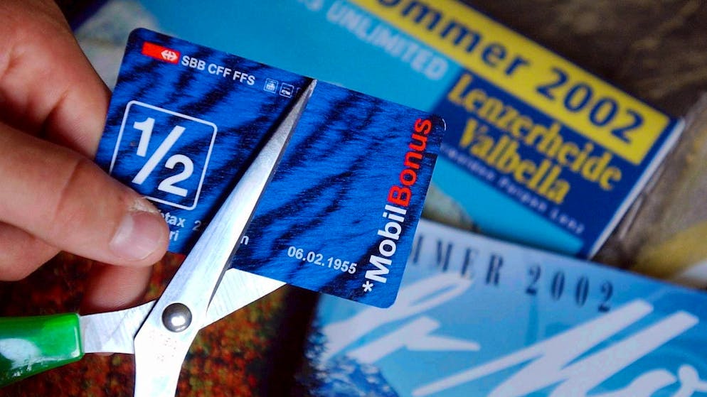 Das Halbtax wird längst nicht mehr als eigene Karte angeboten. Der «K-Tipp» berichtet, die Alliance SwissPass plane die Abschaffung des Halbpreis-Abos. (Archivbild)