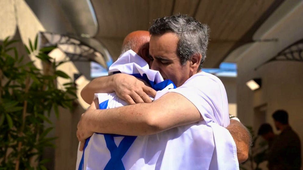 Rilasciati dopo 2 anni. Pestaggi, solitudine e fame nei racconti degli ostaggi, ma anche partite a carte con le guardie