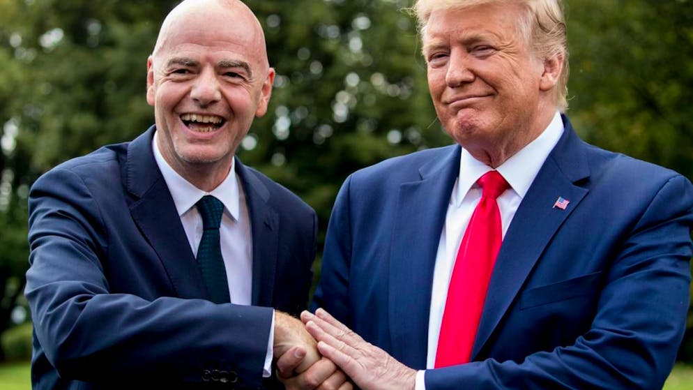 ARCHIV - Gianni Infantino (l), FIFA-Präsident, und Donald Trump, Präsident der USA, geben sich vor Medienvertretern auf dem Südrasen vom Weißen Haus die Hand. Foto: Andrew Harnik/AP/dpa