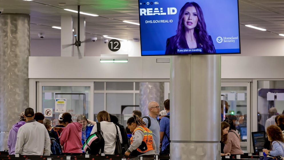 Lange Warteschlangen an Flughäfen. Kristi Noem in bizarrem Video: «Demokraten sind schuld»