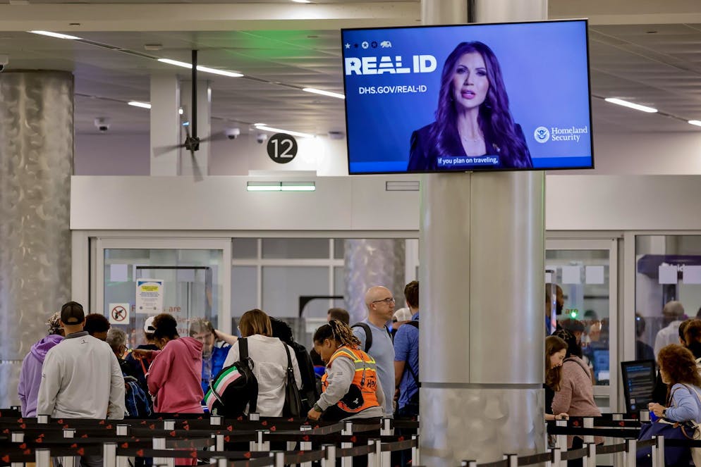 US-Heimatschutzministerin Kristi Noem informiert Flugreisende am Hartsfield-Jackson International Airport per Video.