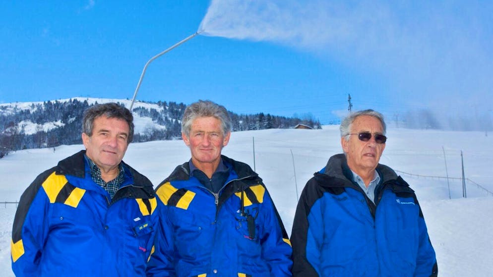 Leo Jeker, il primo da sinistra, e altri due pionieri dell'innevamento artificiale. I tre posano nel 2008 nel comprensorio sciistico di Savognin, ovvero 30 anni dopo aver installato il primo grande impianto di innevamento artificiale d'Europa (immagine d'archivio).