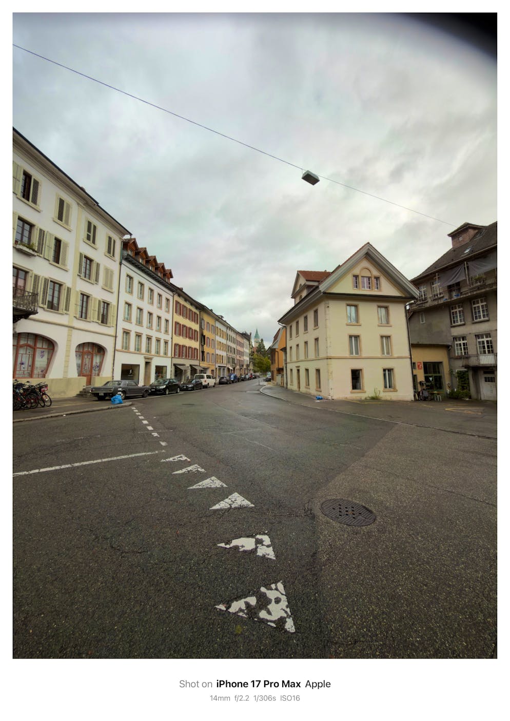 Kameravergleich iPhone 16 Pro Max vs iPhone 17 Pro Max. Wie gut der neue 8fach Zoom ist, sieht man hier super. Die kleine Kirche im Hintergrund....