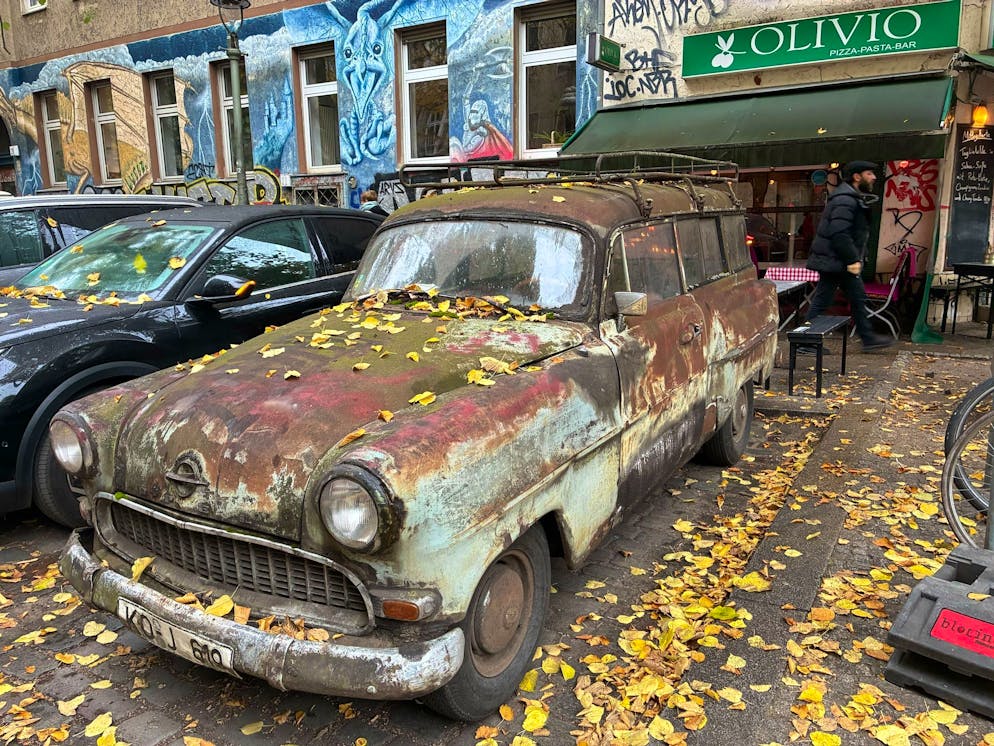 Wie lange fährt er noch? Rostlaube muss umziehen - Gallery. Der Oldtimer musste umparken, weil Parkplätze im Kiez schwinden. Sein neuer Standort ist fast gegenüber vom alten.
