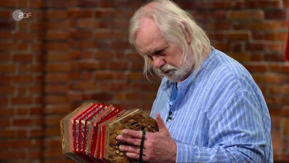 «Bares für Rares»: Horst Lichter verzieht plötzlich schmerzhaft sein Gesicht: «Ich brauche Hilfe». Realistisch war die Ziehharmonika aber nur 100 bis 150 Euro wert. Die Verkäufer nahmen das Angebot an. 