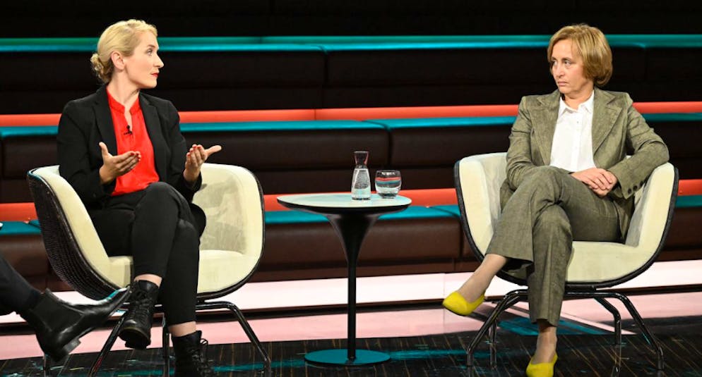 Linken-Chefin Ines Schwerdtner (links) teilte am Mittwochabend aus und bezeichnete die Politik der AfD als «menschenverachtend».