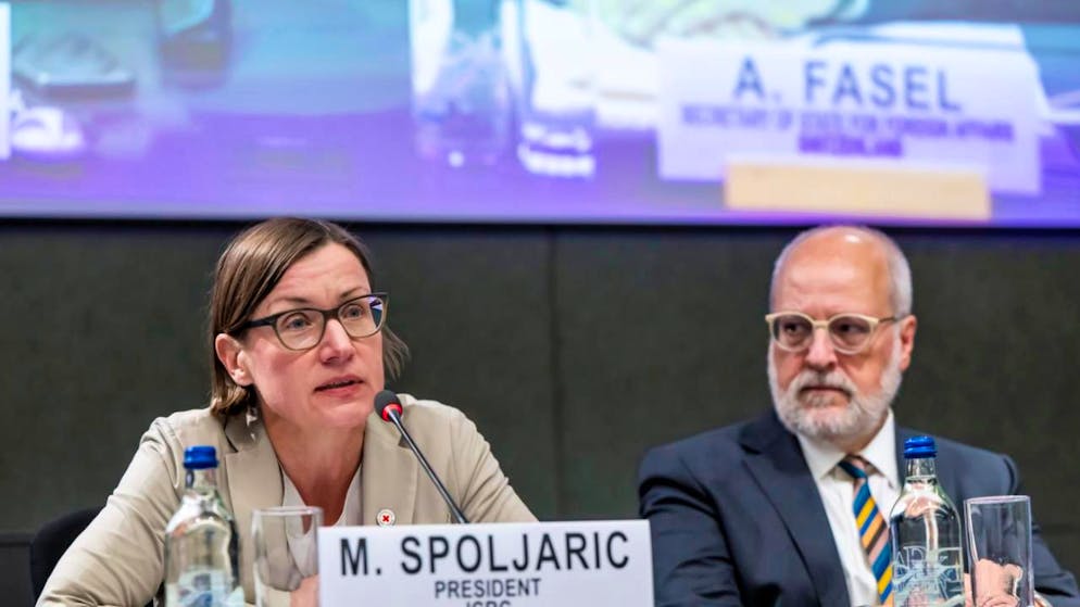 IKRK-Präsidentin Mirjana Spoljaric Egger und EDA-Staatssekretär Alexandre Fasel begrüssten in Genf das Bekenntnis zahlreicher Länder zum humanitären Völkerrecht.