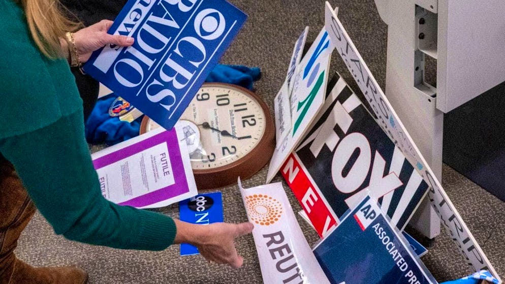 A Washington Post reporter keeps the name tags of the various news organizations as she and other media representatives pack up their belongings in the Pentagon press area. Photo: Kevin Wolf/AP/dpa