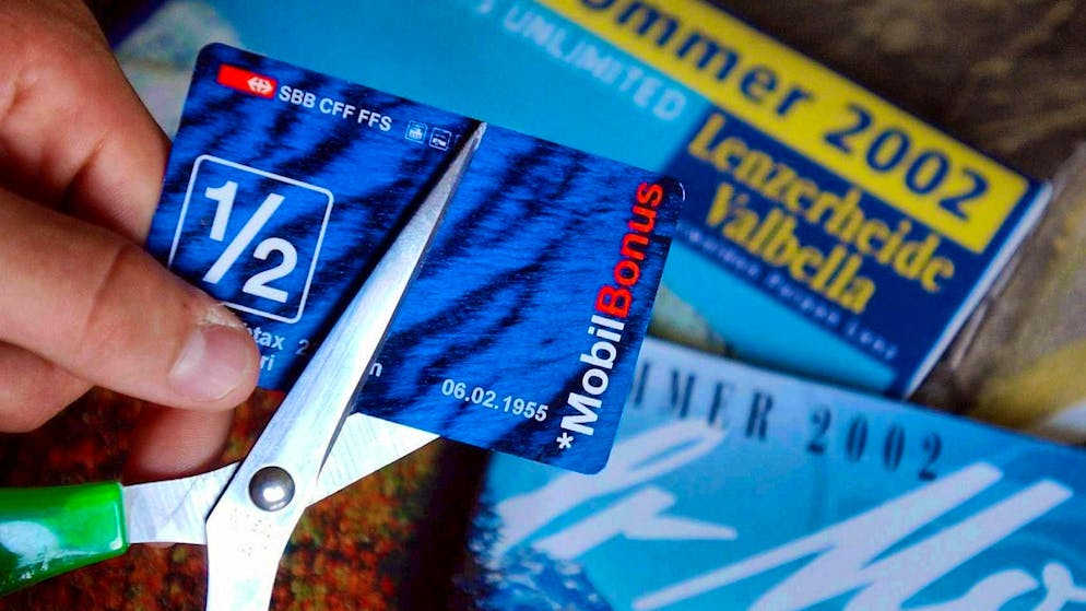 Il y a longtemps que le demi-tarif n'est plus proposé comme carte à part entière. Selon le "K-Tipp", l'Alliance SwissPass prévoit de supprimer l'abonnement demi-tarif. (photo d'archives)