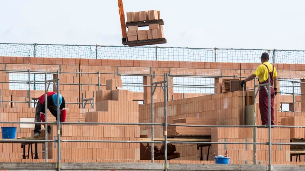 Das Baugewerbe steuert laut Gewerkschaften auf einen harten Arbeitskampf zu. Trotz mehreren Verhandlungsrunden zum neuen Landesmantelvertrag sei keine Einigung in Sicht. (Archivbild)