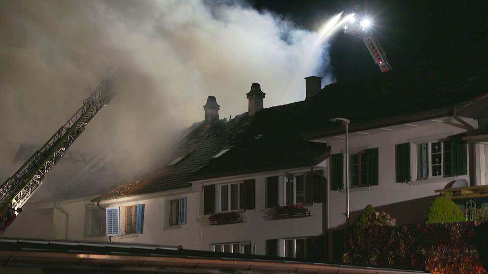 Brand Hallau 16. Oktober 2025. Das Feuer führt zu starker Rauchentwicklung. 