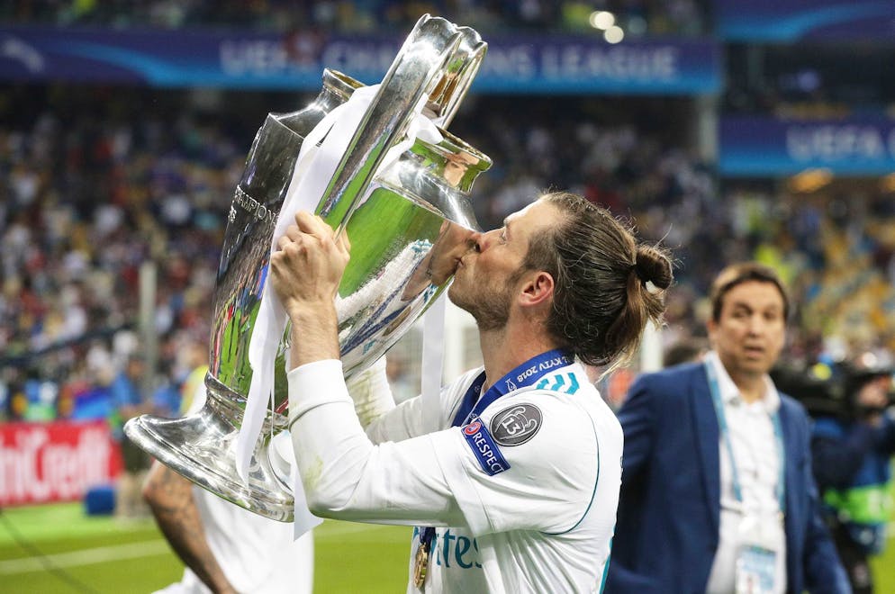 Gareth Bale bacia la coppa dalle grandi orecchie vinta con il Real nel 2018.