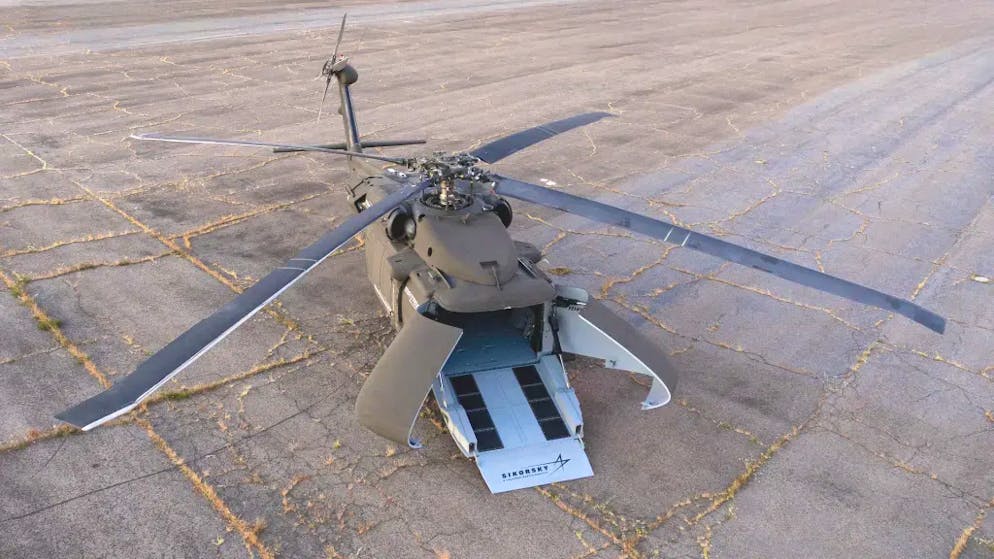 Neuerung: Der U-Hawk wird über die Schnauze beladen. Weil die Vorderseite seitlich aufgeht, kann die Helikopter-Drohne auch bei laufendem Rotor be- und entladen werden.