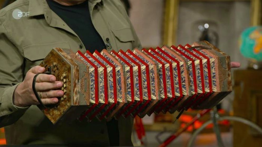 «Bares für Rares»: Horst Lichter verzieht plötzlich schmerzhaft sein Gesicht: «Ich brauche Hilfe». Um dieses Akkordeon ging es bei der aktuellen Folge von «Bares für Rares».