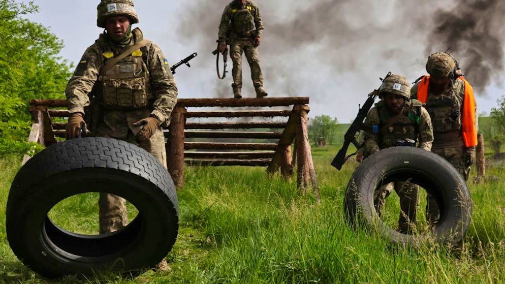 HANDOUT - Ukrainische Soldaten nehmen an einer militärischen Ausbildung in der Region Saporischschja teil. Foto: Andriy Andriyenko/Ukrainian 65 Mechanized brigade via AP/dpa/Symbolbild - ACHTUNG: Nur zur redaktionellen Verwendung und nur mit vollständiger Nennung des vorstehenden Credits