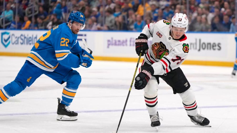 Pius Suter (links) und die St. Louis Blues unterliegen den Chicago Blackhawks.