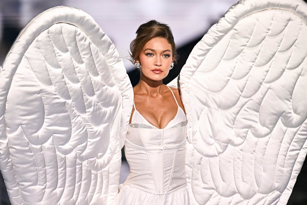 Victoria's Secret Fashion Show 2025. Gigi Hadid als weisser Engel.