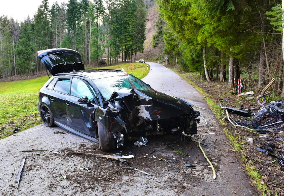 Le véhicule accidenté avec le bloc moteur arraché 