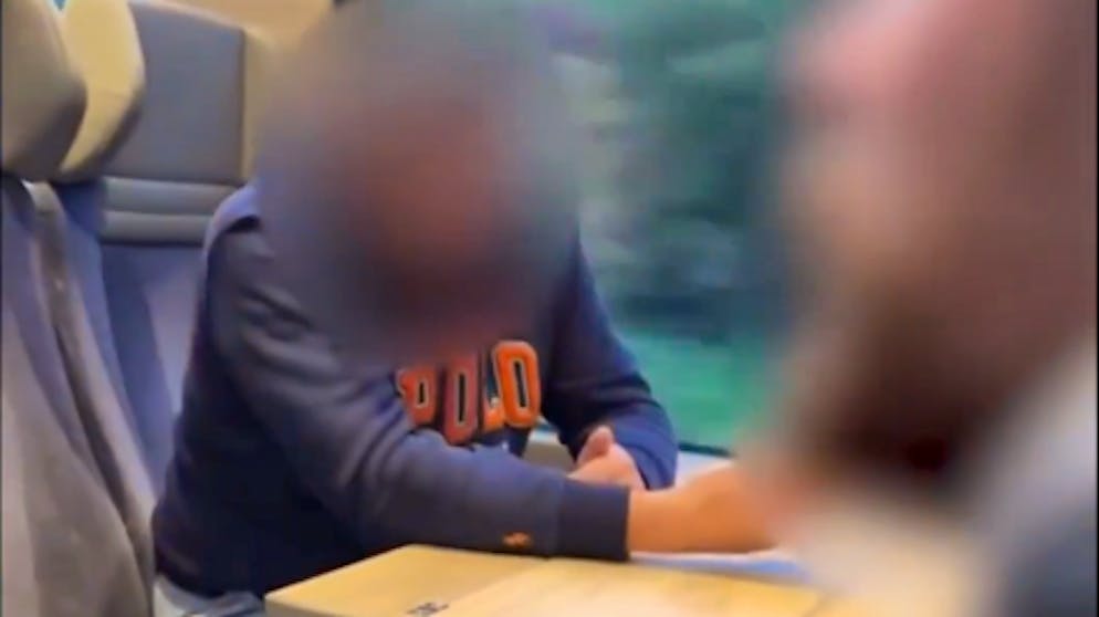 Video zeigt Angriff in Interlaken. Mann rastet im Zug aus – weil Familie Ukrainisch spricht