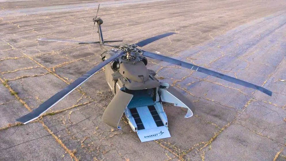 New feature: The U-Hawk is loaded via the nose. Because the front opens to the side, the helicopter drone can also be loaded and unloaded while the rotor is running.