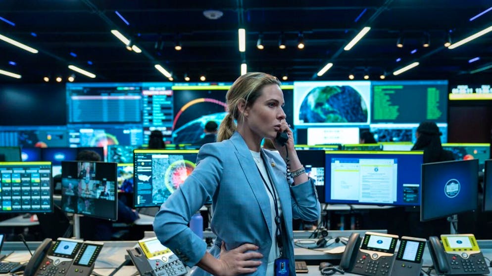 Szenenbild mit Rebecca Ferguson als Captain Olivia Walker in der Netflix-Produktion "A House of Dynamite".