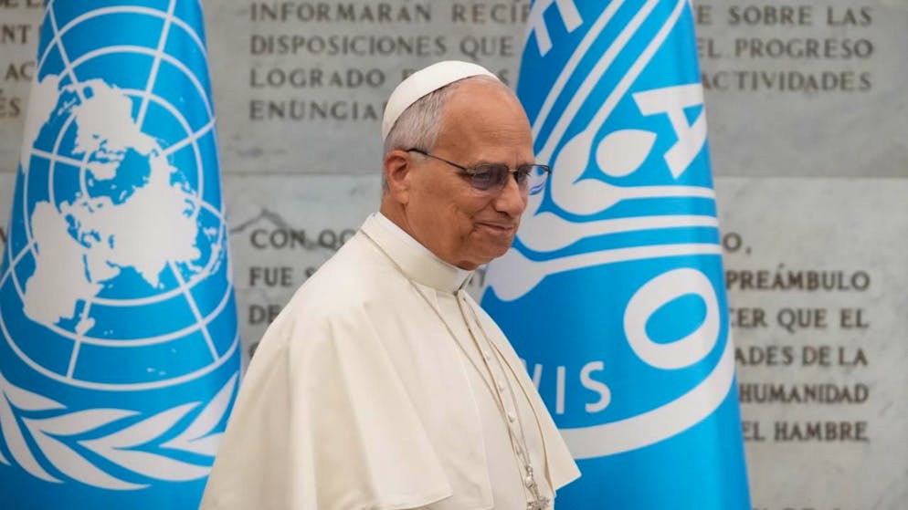 Papst Leo XIV. verlässt die Feierlichkeiten zum 80. Welternährungstag. Foto: Alessandra Tarantino/AP/dpa