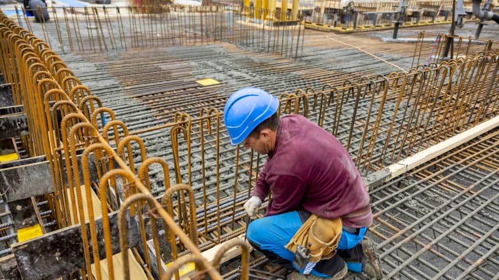 Plus de 20'000 travailleurs de la construction suisse ont voté en faveur de mesure de grève, ont annoncé jeudi les syndicats. La question du temps de travail est au coeur des négociations de la nouvelle convention nationale (image d'illustration).