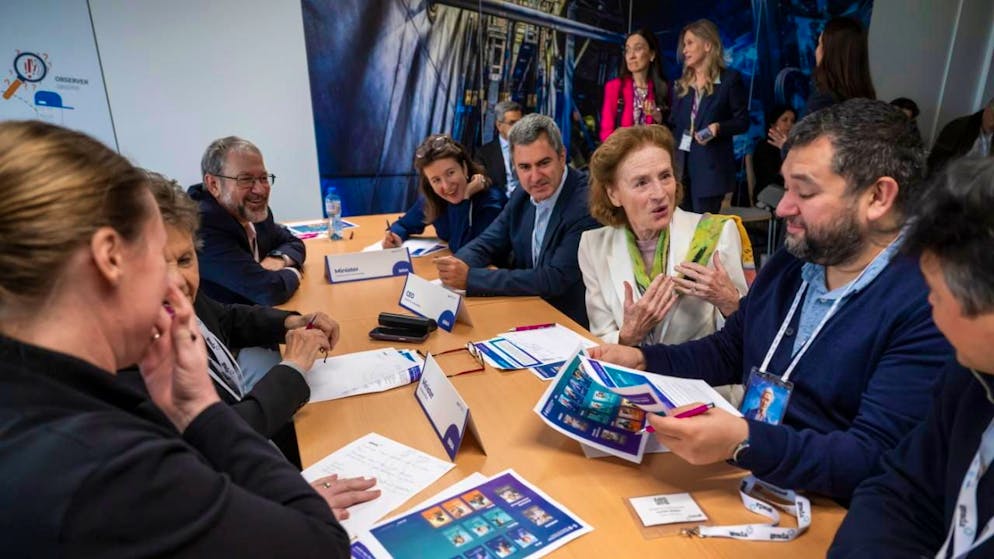 Les participants comme l'ancienne directrice exécutive du Fonds des Nations Unies pour l'enfance (UNICEF) Henrietta Fore se plongent dans une fonction fictive pour tenter de réguler les futurs défis scientifiques.