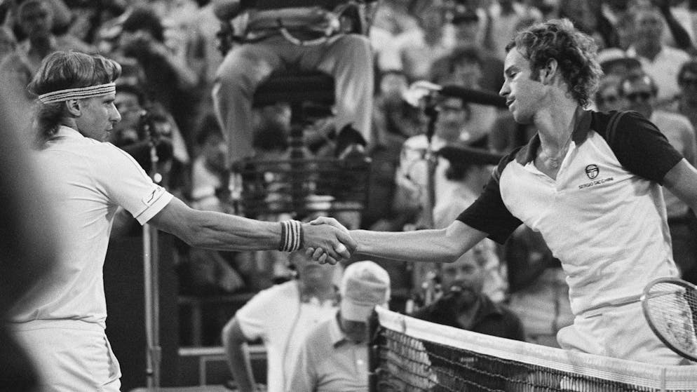 Björn Borg stringe la mano a John McEnroe, dopo averlo battuto a New York, in finale, il 13 settembre 1981. 