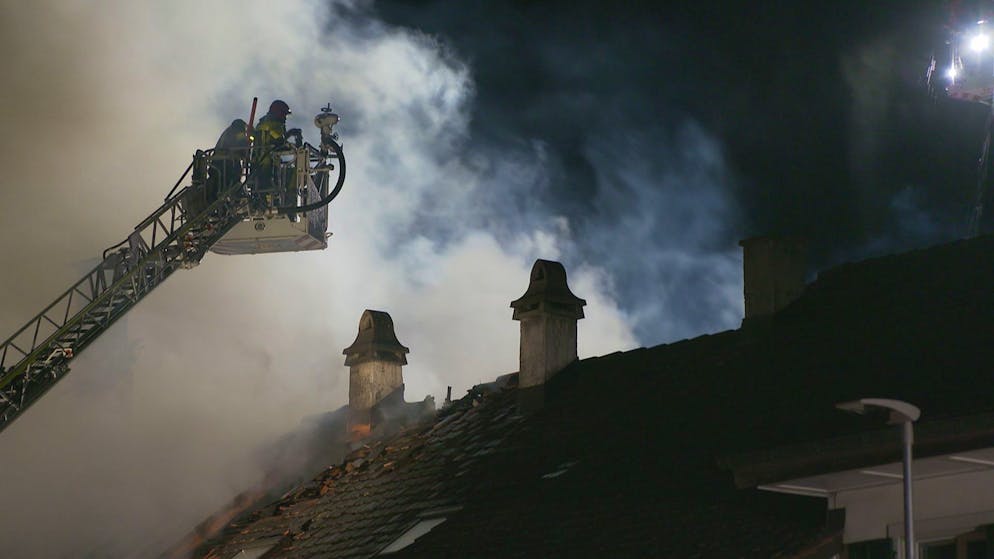 Brand Hallau 16. Oktober 2025. Rund 150 Feuerwehrleute stehen im Einsatz. 