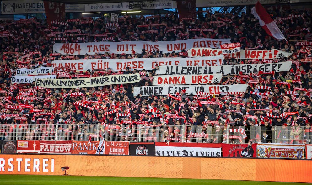 Union-Fans bedanken sich nach dem Abgang von Urs Fischer mit Bannern beim Schweizer Trainer.