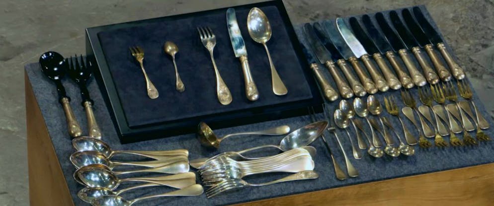 «Bares für Rares»: Horst Lichter verzieht plötzlich schmerzhaft sein Gesicht: «Ich brauche Hilfe». Ein 62-teiliges Besteck aus 800er und 950er Silber der Silberwarenfabrik Bruckmann & Söhne (Heilbronn) datierte Wendela Horz um 1900. Gewünscht wurden 3000 Euro. 