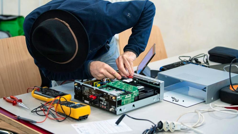 Ein Fachmann repariert 2022 einen CD-Player im Repair Café Herzogenbuchsee BE. (Archivbild)