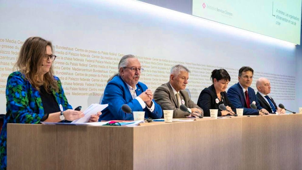 Noémie Roten (front left) and members of parliament from five parties promote the service citoyen initiative on the podium in Bern.