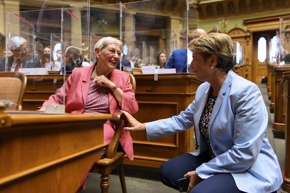 L'ex consigliera nazionale Hanna Sahlfeld-Singer, a sinistra, e la consigliera federale Viola Amherd, a destra, parlano durante la cerimonia ufficiale per i cinquant'anni del suffragio femminile, giovedì 2 settembre 2021, a Palazzo federale a Berna. Oltre 50 anni fa, il 7 febbraio 1971, gli uomini svizzeri hanno approvato il diritto di voto e di eleggibilità delle donne a livello federale. 