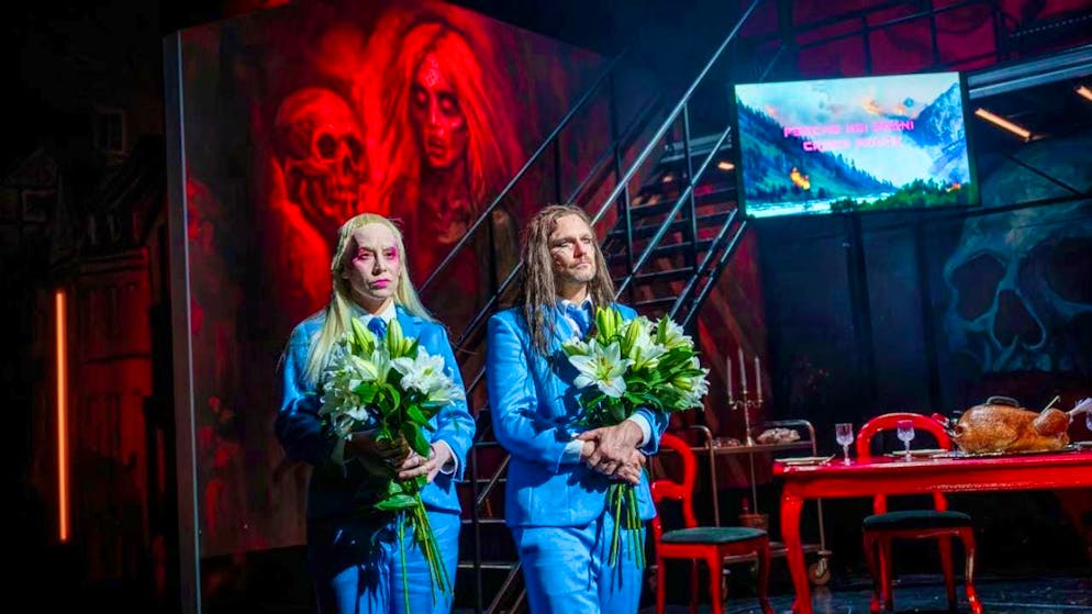 Like characters from a ghost train: Marie Löcker and Daniel Lommatzsch as the arsonists in the Basel production of Max Frisch's stage classic "Biedermann and the Arsonists".