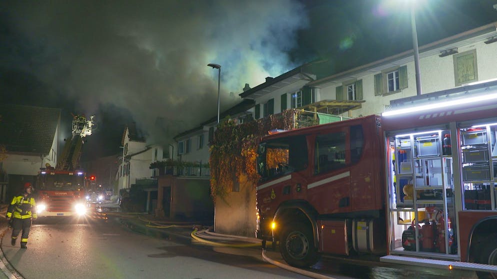 Brand Hallau 16. Oktober 2025. Die Feuerwehr bekämpft die Flammen. 