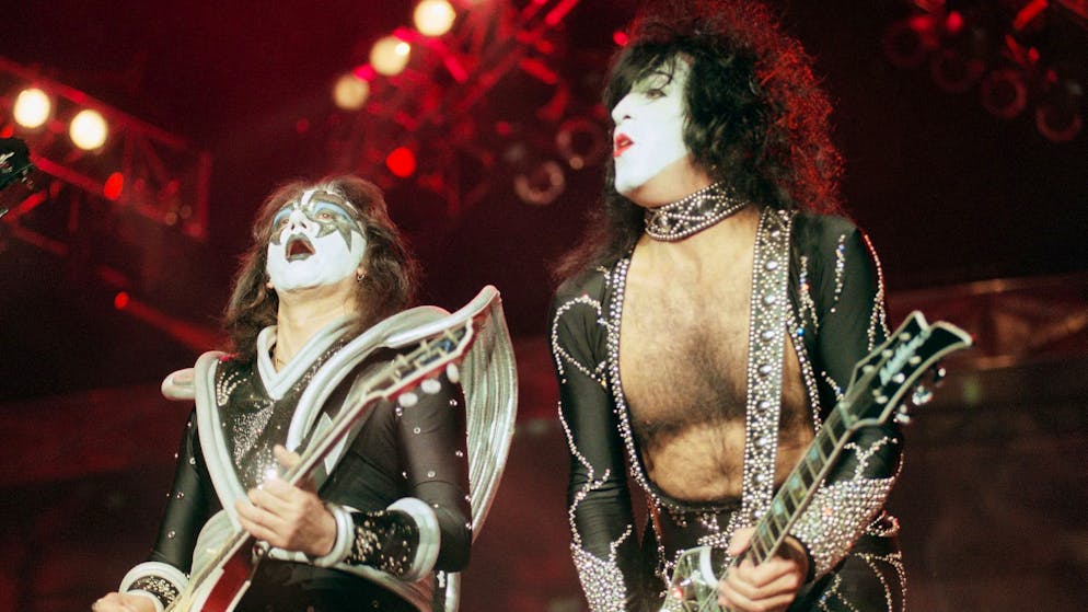 Ex-Kiss-Gitarrist Ace Frehley mit 74 Jahren gestorben - Gallery. Der Gitarrist Ace Frehley (l.) – hier bei einem Auftritt am 31. Oktober 1998 in Los Angeles – ist mit 74 Jahren gestorben.