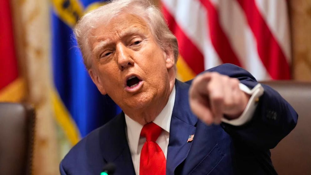 US-Präsident Donald Trump beantwortet Fragen von Reportern während eines Treffens mit dem argentinischen Präsidenten Milei im Kabinettssaal des Weißen Hauses. Nach Angaben des US-Staatschefs hat das US-Militär bei einem Angriff auf ein mutmaßlich mit Drogen beladenes Boot sechs Männer getötet. Foto: Alex Brandon/AP/dpa