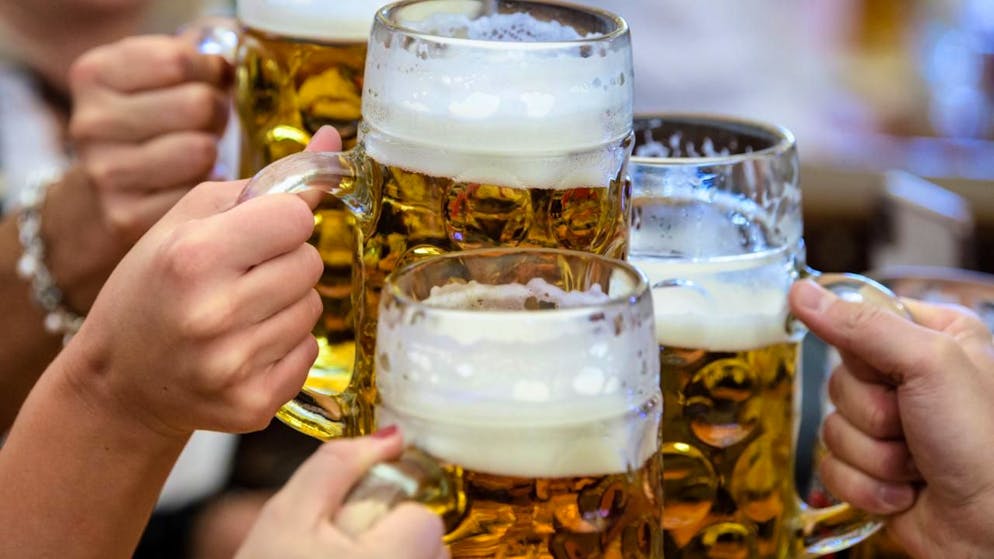 Wird Anstossen teurer? In Deutschland erhöhen aktuell viele Brauereien ihre Preise. (Symbolbild)