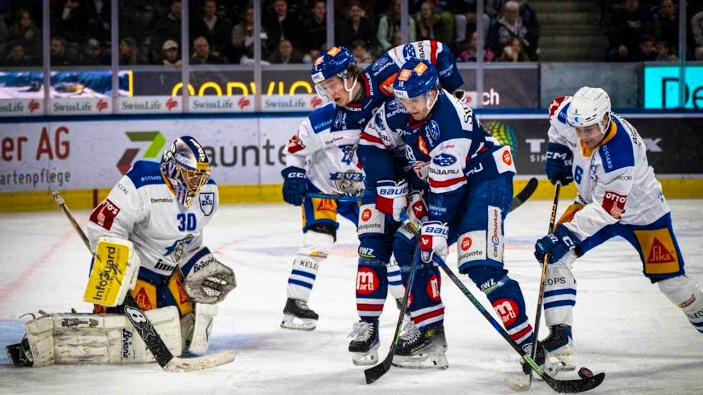 Zug's goalie Leonardo Genoni makes the ZSC offense desperate