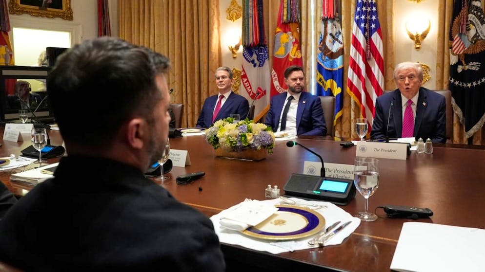 Der ukrainische Präsident Wolodymyr Selenskyj (vorn) sitzt beim Treffen mit US-Präsident Donald Trump (r) im Kabinettssaal des Weißen Hauses. Foto: Alex Brandon/AP/dpa