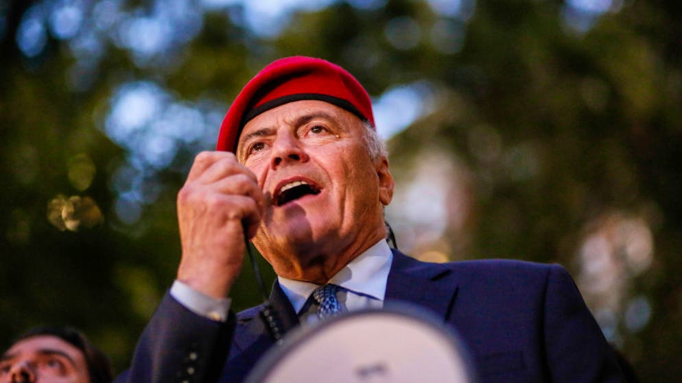 «Pas vraiment une tête d'affiche». New York: un poil à gratter au béret rouge dans la course à la mairie