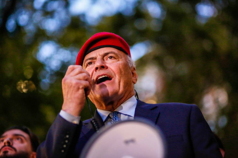FICHIER - Curtis Sliwa, candidat républicain à la mairie de New York, s'exprime lors d'une veillée organisée par le New York Young Republicans Club en l'honneur de Charlie Kirk au Madison Square Park, le vendredi 12 septembre 2025, à New York. (AP Photo/Kena Betancur, Fichier)