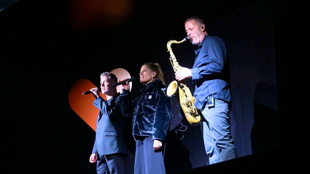 Faire le tour du monde grâce à «Rendez-vous Bundesplatz» à Berne - Gallery. Nouveauté cette année, plusieurs scènes du spectacle sont accompagnées de musique et de chants en direct, sur des arrangements du collectif suisse "Take this".